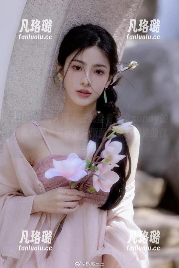 Xiuren秀人网 - 在线查看龙女sunny的写真作品《灰丝》，原图完美呈现她的优雅与神秘