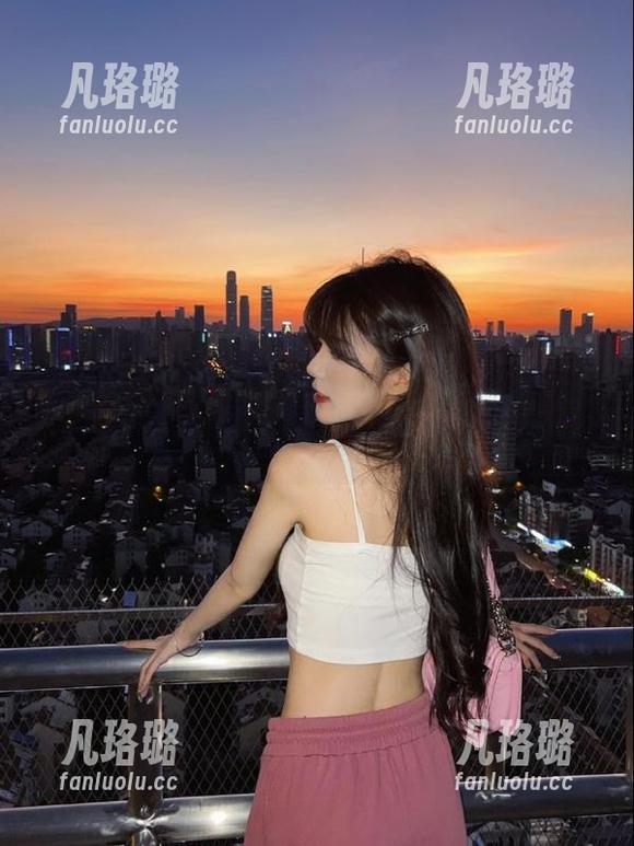 YALAYI雅拉伊 - 旗袍与诗咏的诗意交融，图片中展现出每一件作品的独特风情
