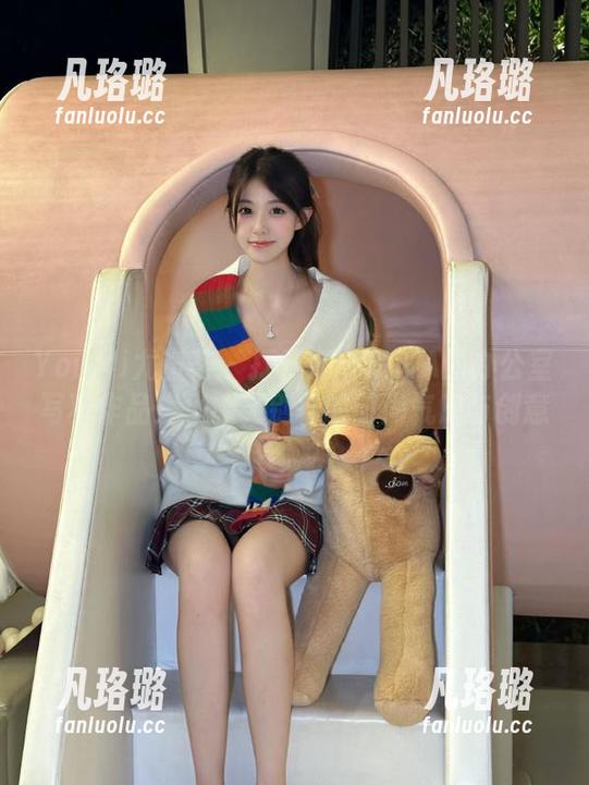 YouMi尤蜜荟-娜娜TINA YouMi尤蜜荟 - 打开娜娜TINA的办公室写真作品集,感受别样的时尚气息与创意