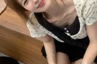 穿着裤里丝的yeeun孙乐乐，写真套图火速吸引了一票乐友！