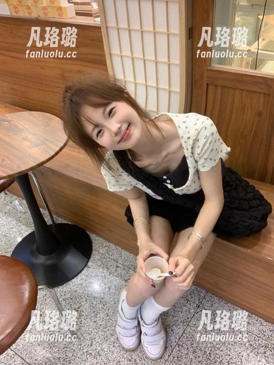 穿着裤里丝的yeeun孙乐乐，写真套图火速吸引了一票乐友！