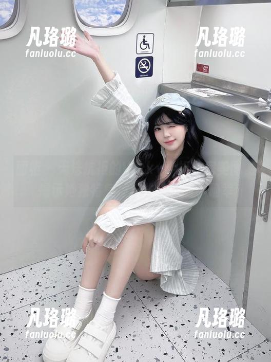 丽柜-Vicky 丽柜 - 无法抗拒的Vicky学姐私房美图,揭示她独特气质与生活中的小确幸
