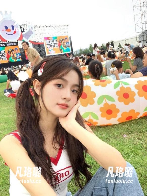 丽柜 - 小七独家白丝写真图集更新，记录每一个动人的瞬间与细腻的情感