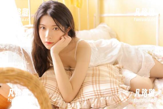 丽柜 - 感受泳池的无限魅力，晴晴最新写真集带你迎接夏日欢愉