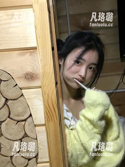 丽柜 - 校园时尚新风潮：美美定制校服图集助你展现自我