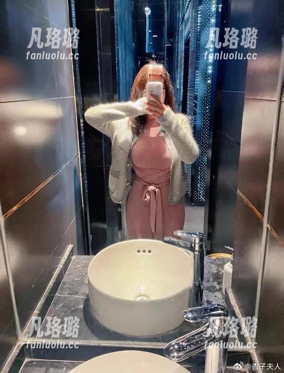 你烨烨 走进你烨烨的连体衣世界:精选图集呈现她的风格与故事,如何在每一面中找到自己的闪耀。