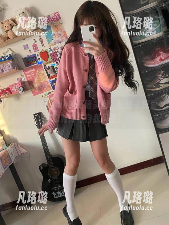 体验佳佳酱ovo的高清美图，随睡衣探索梦幻时尚与自我风格！