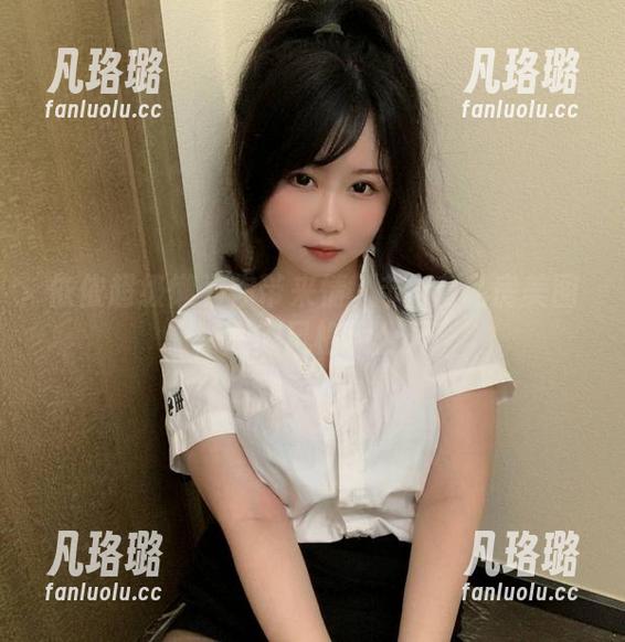 依依超级懒为你带来情人节4套私房美图，慵懒风格大公开
