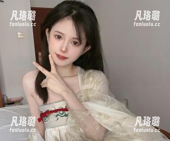 邂逅倦倦喵的长腿写真图包，展现她在镜头前的无限风采，快来欣赏吧！