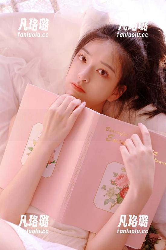 克拉女神 - 精品在线：吕佳美脚写真合集，带你领略无与伦比的美丽之旅