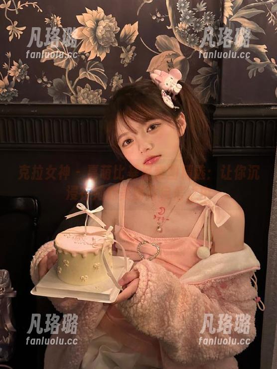 克拉女神 - 嘉萌比基尼套图精选：让你沉浸在她的美丽与自信之中