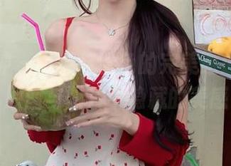 克拉女神 – 小芹与粉色的完美邂逅，探索原图与图片中隐藏的美感