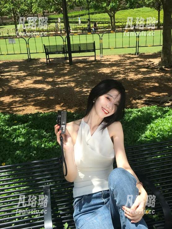克拉女神 - 漫步江琴的夏日画卷：精选写真图片下载，让你体验最美的夏天