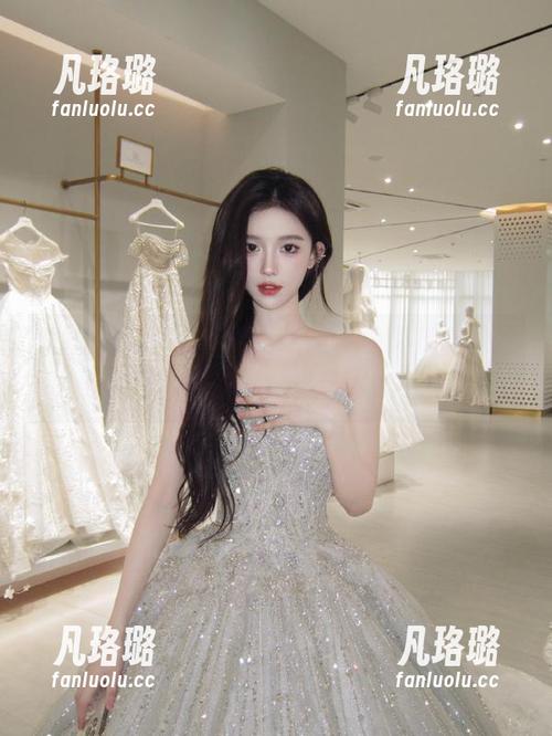 克拉女神 - 芊芊倾情奉献，免费获取她的礼服写真作品，感受艺术的魅力！