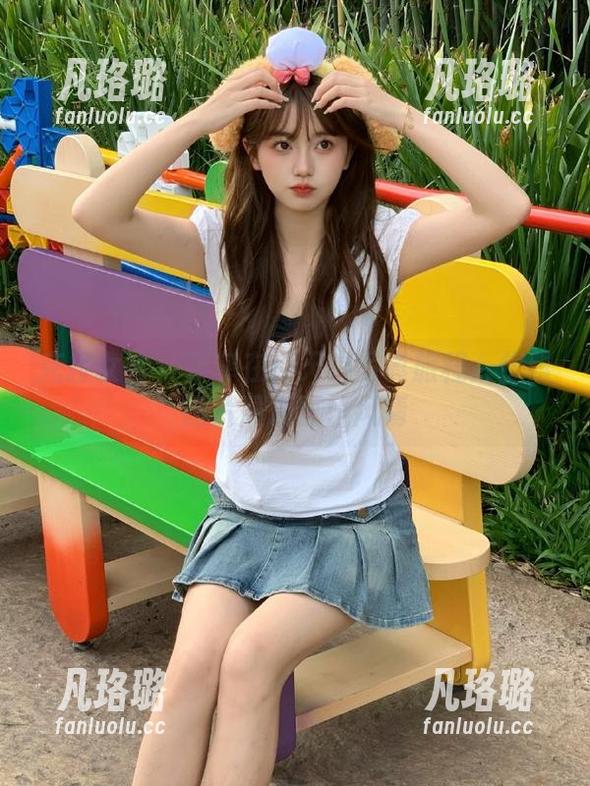 克拉女神 - 菲菲在夏天的写真旅程：优雅图片展现夏日风情