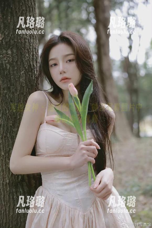 克拉女神 - 油亮的写意：钟淇写真照片中的时尚与优雅