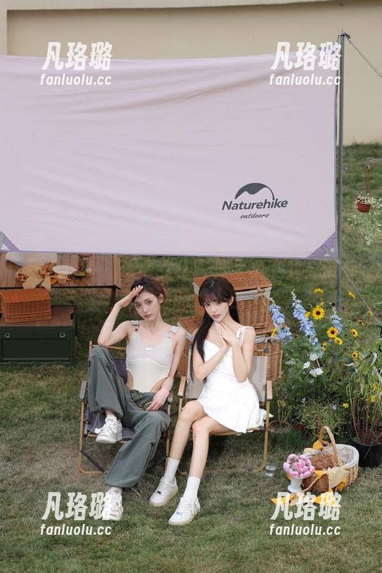 初夏女神 - 依依女仆写真全集下载：带你走进她的迷人世界