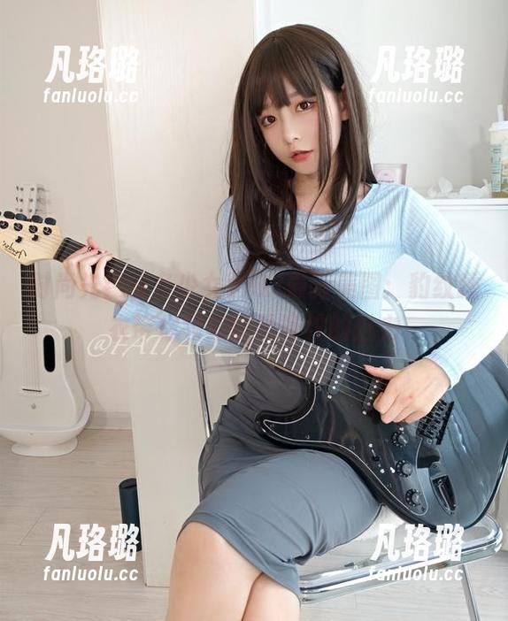 时尚先锋发条少女yoki最新美图：豹纹睡衣带你领略斑马条纹的魅力