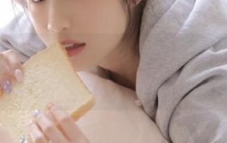 微密圈 – 与众不同的可爱的肉巴私拍美图，尽赏她的比基尼套装时尚之旅