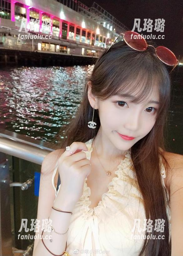 啾小妍Deer独家分享：无圣光白裙作品中的自由与灵动