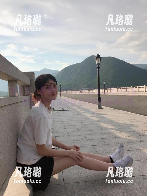 嗲囡囡 - 模特YOYO精彩职业装写真合集，观看她多元化的职场风格与时尚态度