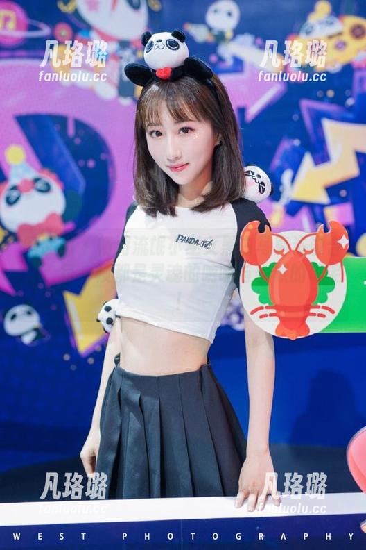 嗲囡囡 - 畅游流氓小巫女黑白写真资源合集：每一帧都是灵魂的呐喊与幽默的玩笑！