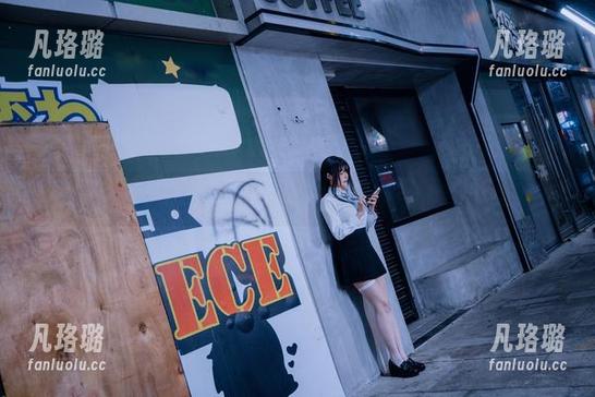 夏小秋秋秋泳衣写真：在阳光下舞动的健康美丽照片