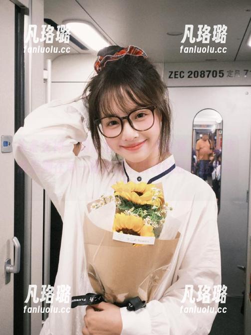 头条女神 - 周思超裸足写真合集，邀请你观看她在每一幅作品中展现的独特魅力与灵感！