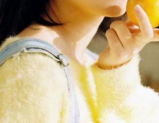 头条女神 – 重温校园时光，张蓝欣的写真原图与壁纸分享
