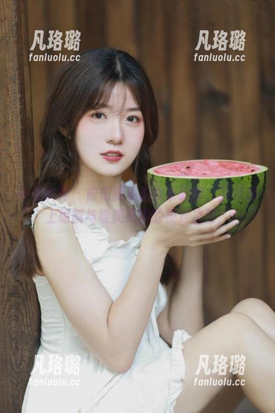 头条女神-曲佑熙 头条女神 - 曲佑熙私拍女友图包,带你踏上细腻与唯美交织的视觉之旅!