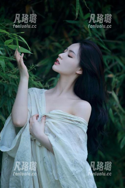 头条女神-杨曼妮 头条女神 - 探秘杨曼妮的写真世界,网盘里藏着她的日常美丽,让人欲罢不能!