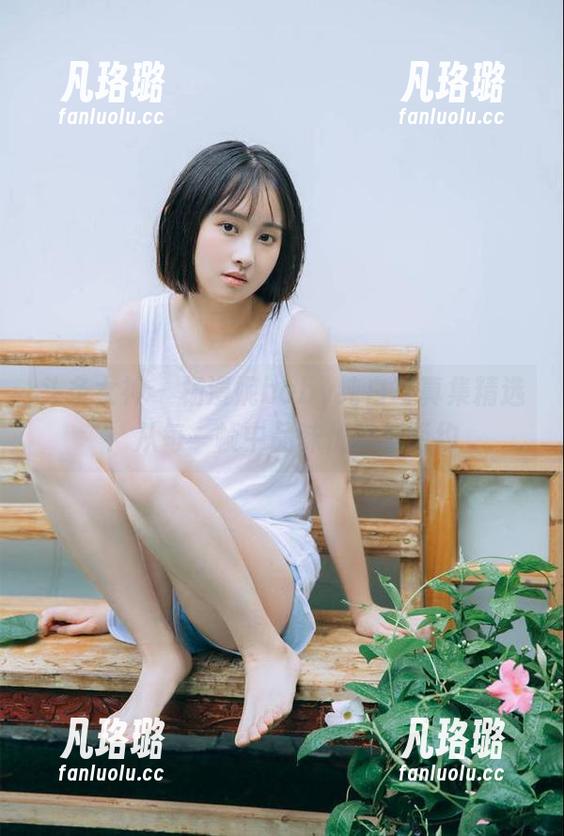 头条女神-杨漫妮baby 头条女神 - 杨漫妮baby纯白写真集精选:从每一帧中品味优雅与简约