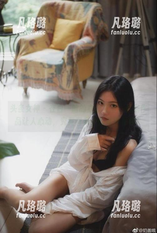 头条女神 - 在白一晗的办公室里，私房作品让人心动，究竟有多少惊喜等着你？