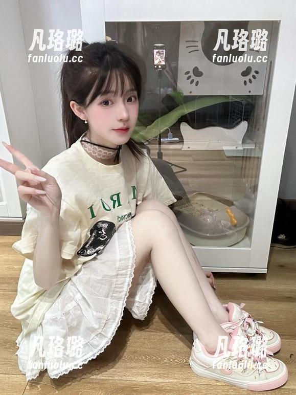 头条女神-语溪 头条女神 - 穿越泳池,感受没有圣光的语溪,图片为你揭开清凉新视角!