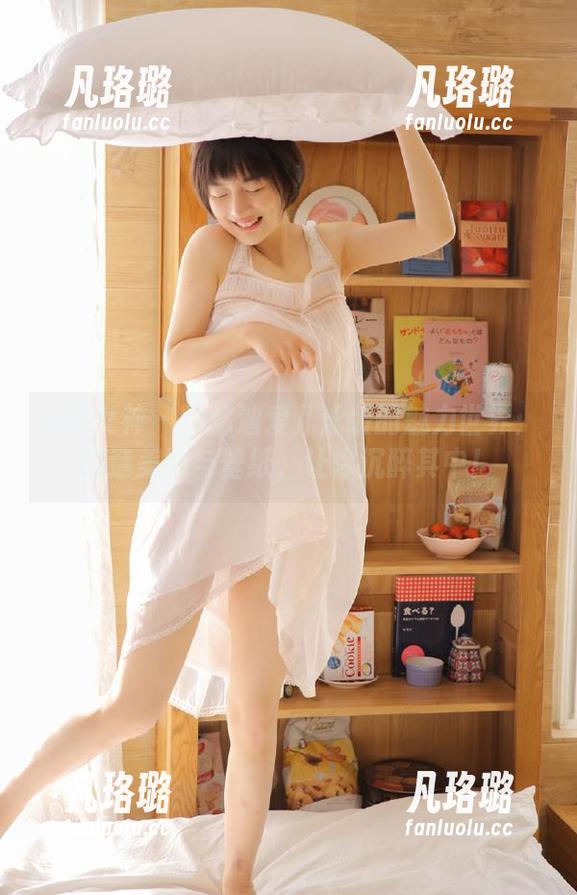 头条女神 - 探秘迪爱儿泳装的魅力世界：精选美图与壁纸，让你沉醉其中！