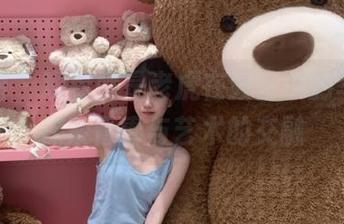 微密圈 – 观看妮是老虎在教室中的写真，探索青春与艺术的交融