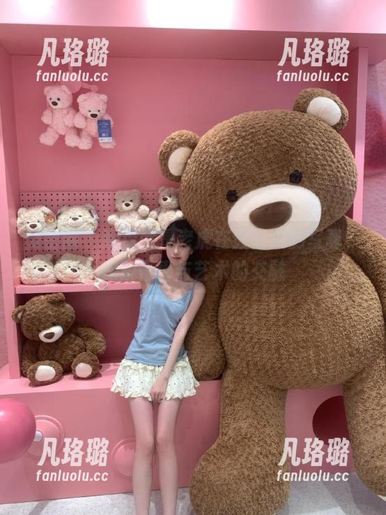 妮是老虎 微密圈 - 观看妮是老虎在教室中的写真,探索青春与艺术的交融