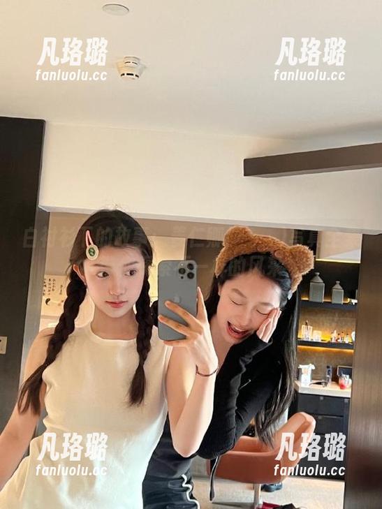 白衬衫下的故事：姜仁卿(강인경)写真全集带你探索不一样的风采