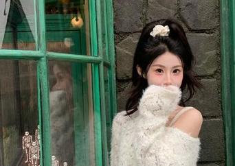 微密圈 – 跟随小仙女ELaine的镜头，分享她的双马尾写真作品，展现青春活力与无限想象的二次元魅力