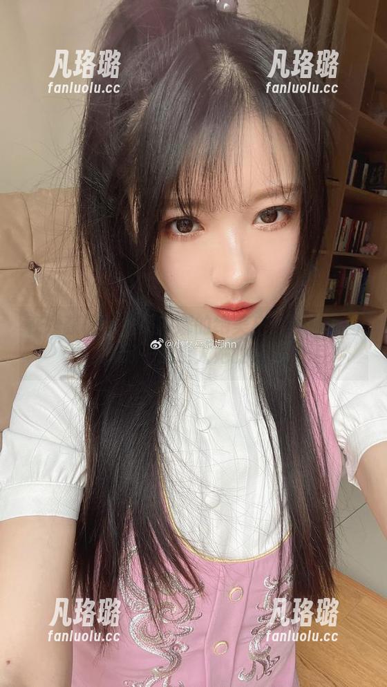 在线获取小女巫露娜的绝美户外写真原图，让我们一起走入她的魔法生活