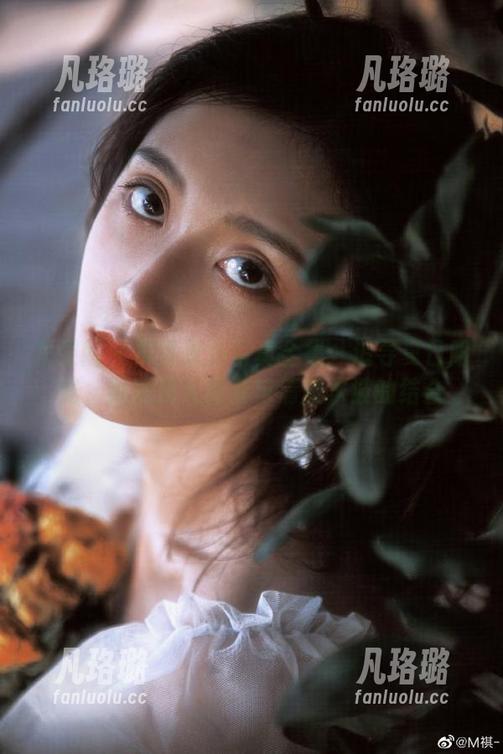 尤果网 - 夏乔泳池写真全集：追寻夏日阳光，展现迷人身姿与清澈水波的结合