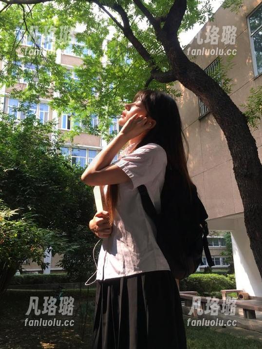 尤果网 - 温鈊怡独家写真集更新：《死库水》完美捕捉夏日的无限风情