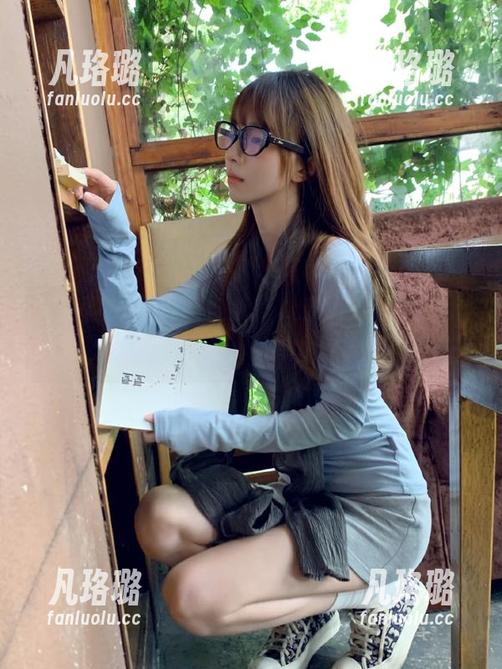 尤果网 - 高清图包赏析：萌神妹妹在粉色背景下的绝美写真，令人心动不已！
