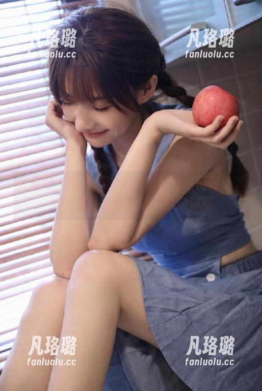 尤果网 - 蜜儿私拍短裤系列：原图记录下她的夏日慵懒与活力四射瞬间