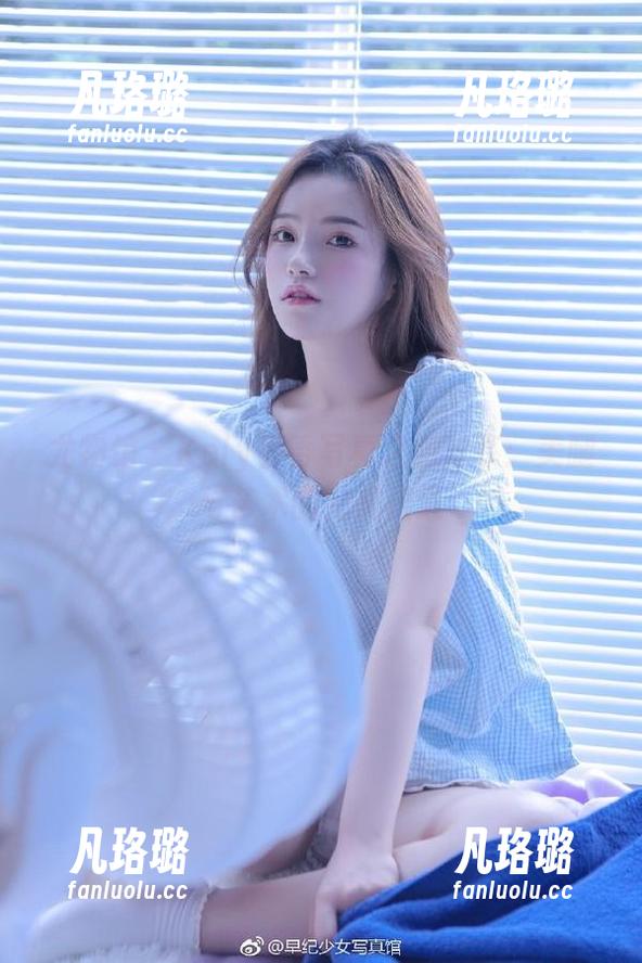 尤物馆 - Kely香香写真之旅分享：美腿与艺术的完美相遇