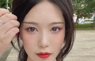 精致人生：抖娘利世女仆写真合集，魅力图片大放送