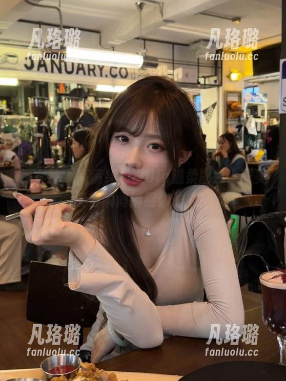 推女神 - 高清绮里嘉Ula温柔图包，甜美笑容瞬间捕捉你的心！