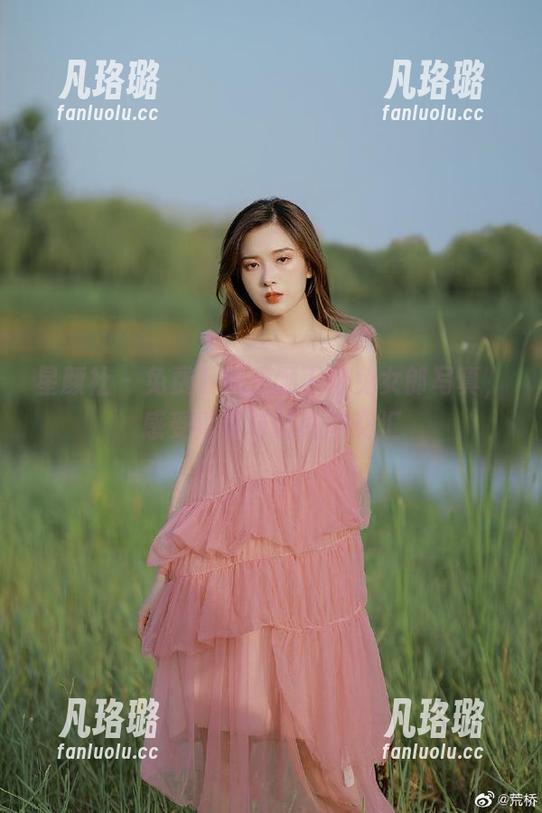 星颜社 - 免费下载王俪丁呀兔女郎写真，感受青春与时尚的交汇