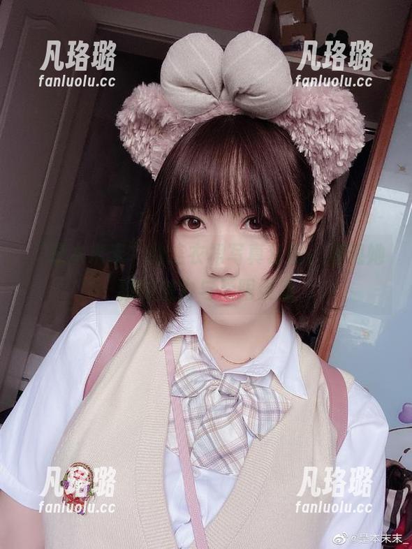 “是本末末”的连衣裙写真套图，展现她独特魅力与无限灵感