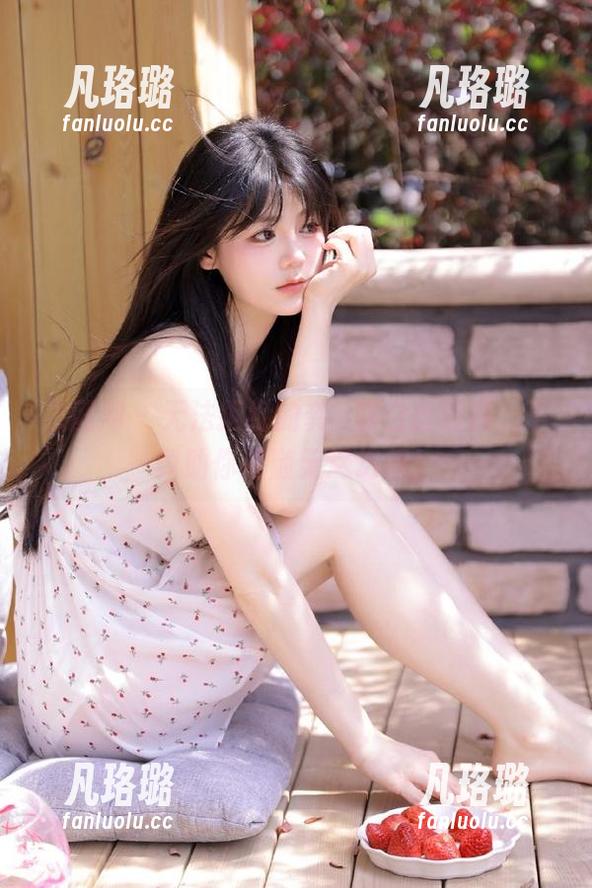 果团网 - 无法拒绝的龚玥菲白丝原图，下载助你追随无尽幻想！